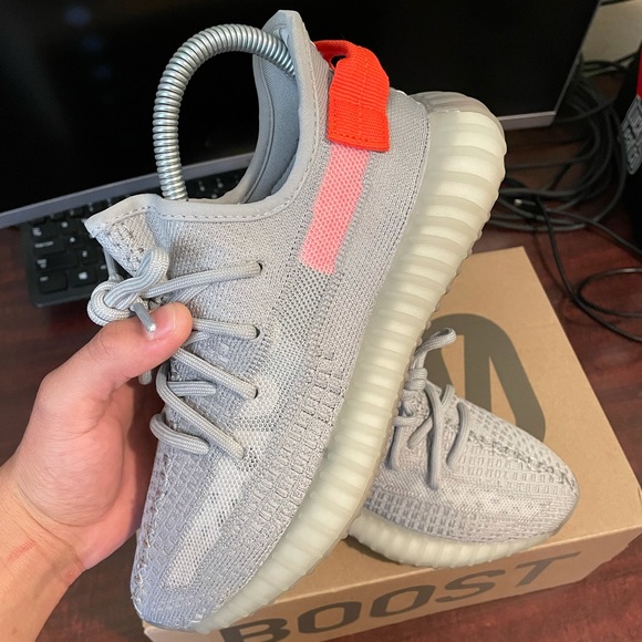 Adidas Yeezy Boost 350 V2 Tail Light FX9017 Size 5M / 6W - Picture 6 of 8